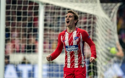 88A8娱乐播报-阿尤庆祝时和队友叠罗汉